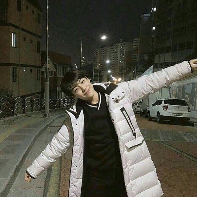 별다른 행동 안해도 유사연애 그자체인 얼굴로 태어나서 (일부)팬들이 유사살수밖에 없다는 남자아이돌들.jpgif | 인스티즈