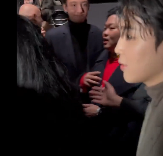 디올쇼에서 하이브 의전이 방탄한테 벌인 대참사 (루이비통 계열사들(LVMH) 디올 안내자, 포토그래퍼, 아르노 ceo 쌩까기) | 인스티즈