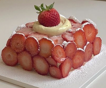 방탄코인 타려던 가게와 친분 걸리고 기싸움 하는 듯한 하이브 직원 (feat. 직원지인 케이크는 디자인 원작자 표기 없이 판매중) | 인스티즈