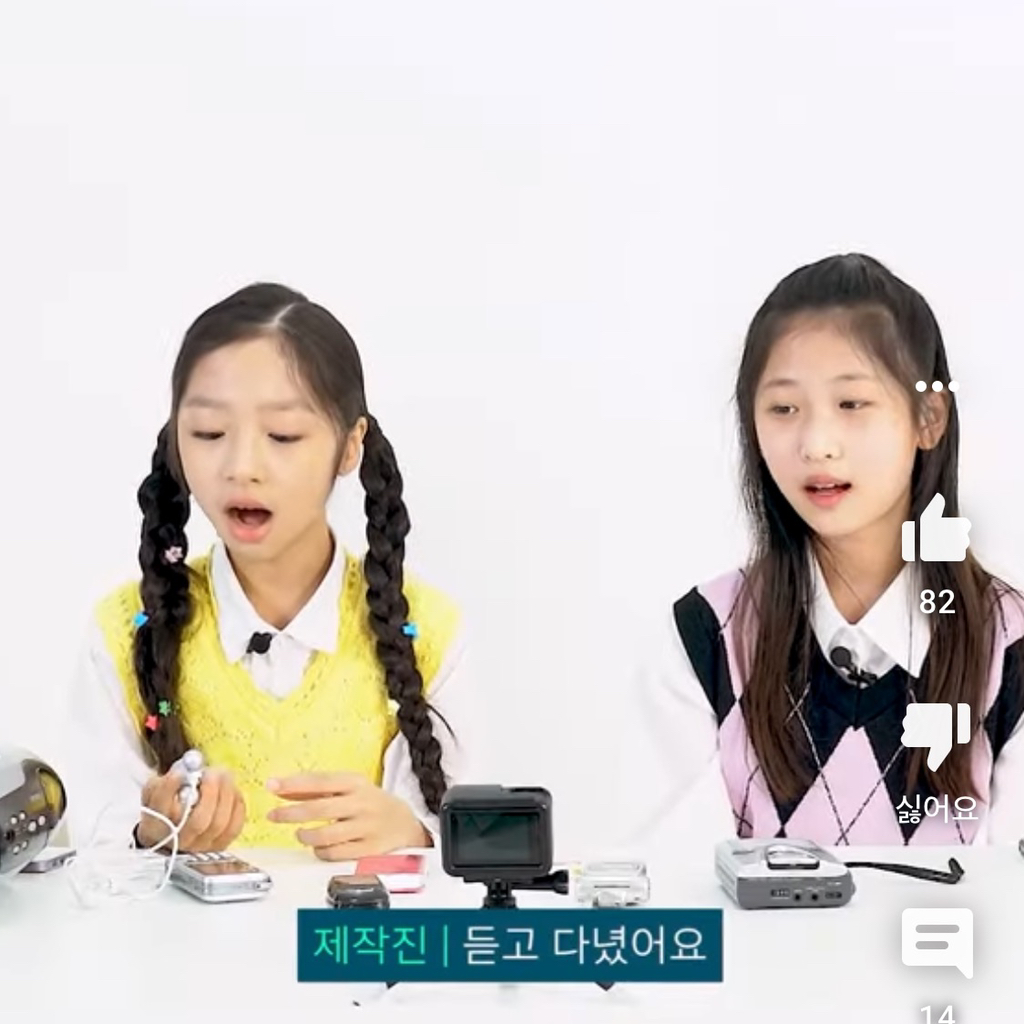 생전 처음본 폴더폰이 신기한 여돌 | 인스티즈