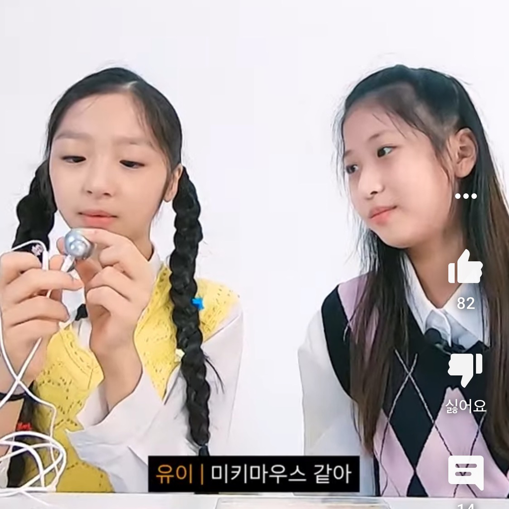 생전 처음본 폴더폰이 신기한 여돌 | 인스티즈