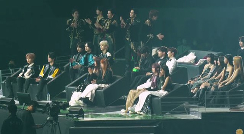 대상 받는 아이브 보는 몬스타엑스 표정 | 인스티즈