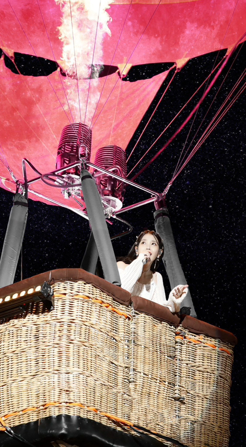 아이유 콘서트 중 열기구 아래에서 고군분투 하는 스탭들🍓🌕 | 인스티즈