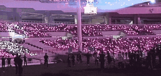 아이유 콘서트 중 열기구 아래에서 고군분투 하는 스탭들🍓🌕 | 인스티즈