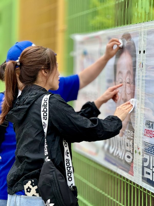 이재명 후보 선거벽보에 묻은 오물을 발견한 시민이 직접 물티슈로 깨끗하게 닦아내는 모습 | 인스티즈