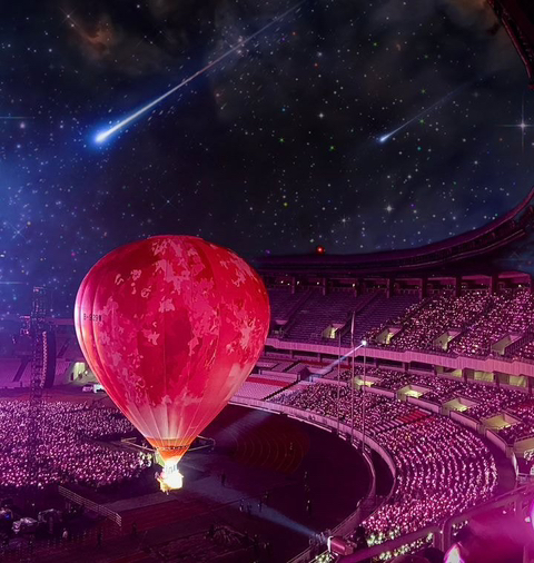 아이유 콘서트 중 열기구 아래에서 고군분투 하는 스탭들🍓🌕 | 인스티즈