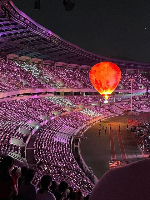 아이유 콘서트 중 열기구 아래에서 고군분투 하는 스탭들🍓🌕 | 인스티즈