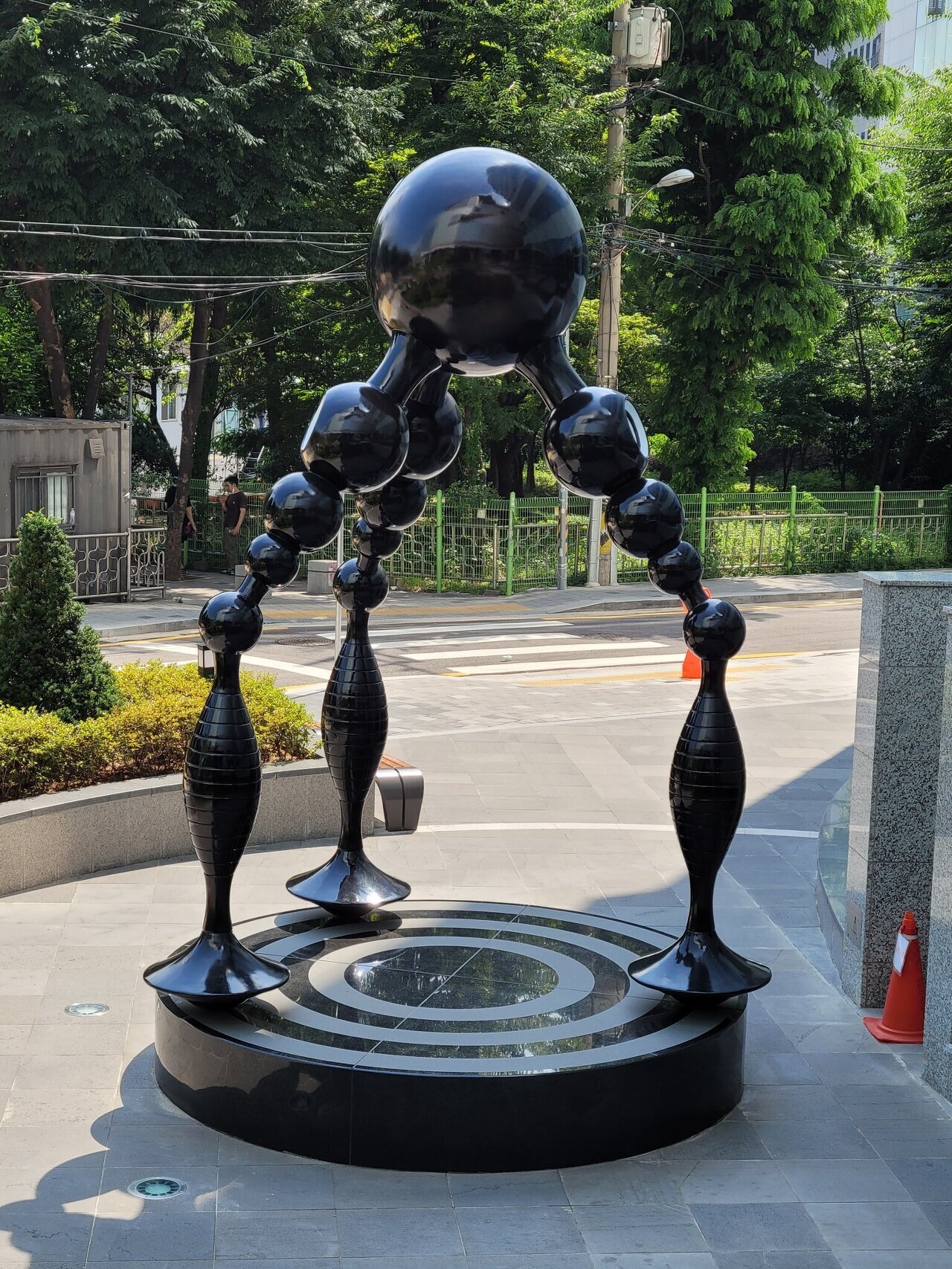 난 가끔 한국 건물 앞의 조형물들이 배틀하는 상상을 한다.twt | 인스티즈