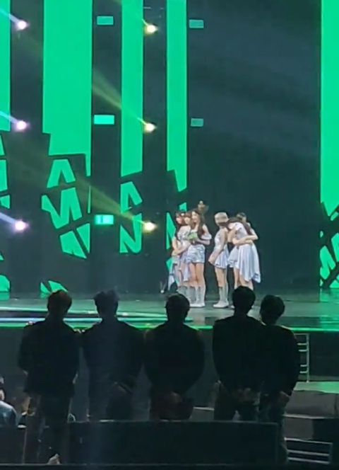 대상 받는 아이브 보는 몬스타엑스 표정 | 인스티즈