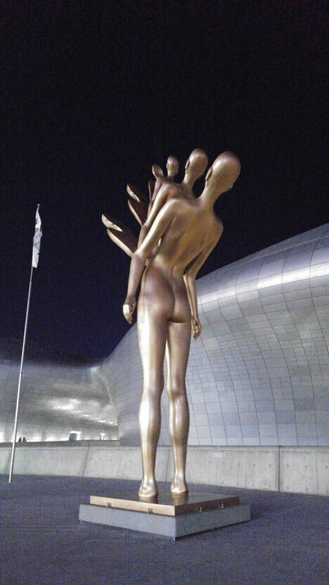 난 가끔 한국 건물 앞의 조형물들이 배틀하는 상상을 한다.twt | 인스티즈