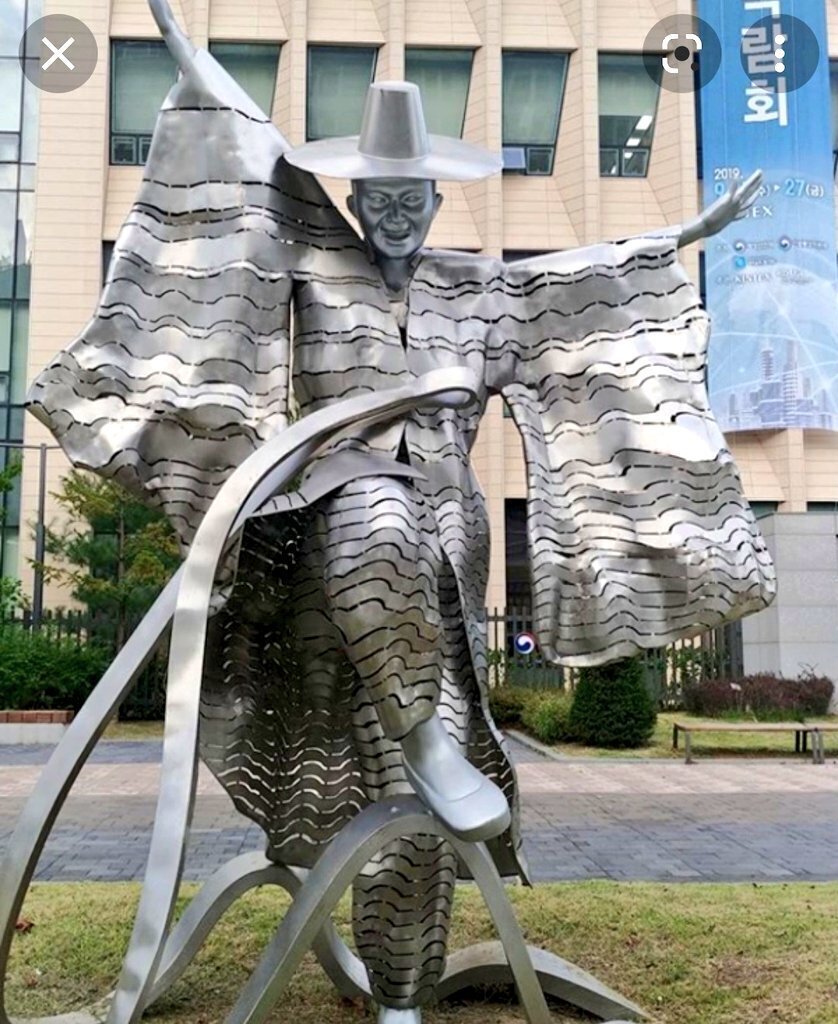 난 가끔 한국 건물 앞의 조형물들이 배틀하는 상상을 한다.twt | 인스티즈