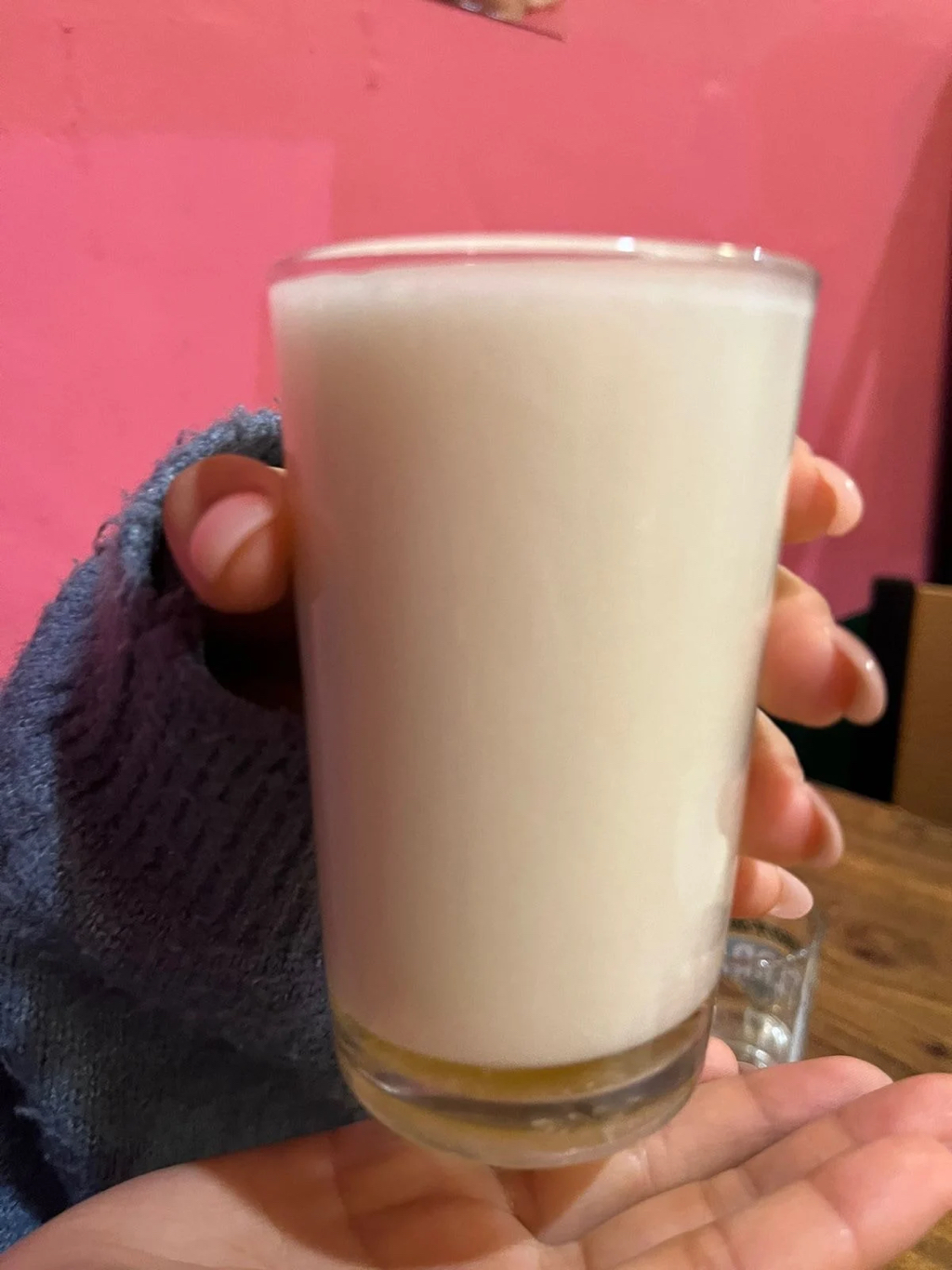 친구가 맥주 이렇게 따르고 자랑스럽게 쳐다보면 어떻게 할거야? | 인스티즈