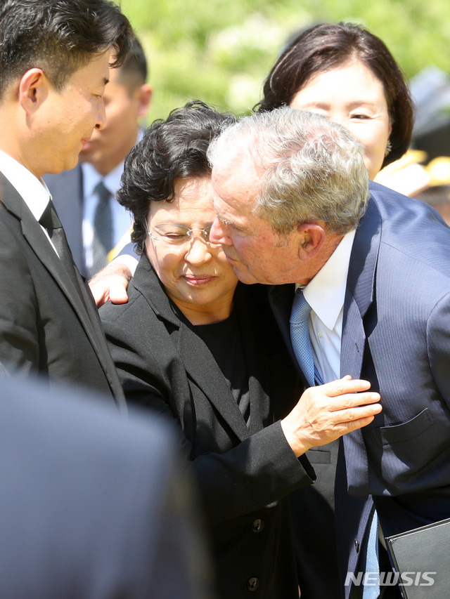 노무현 전 대통령 10주기에 미국 부시 전 대통령 한국온거 처음 알았음...jpg | 인스티즈