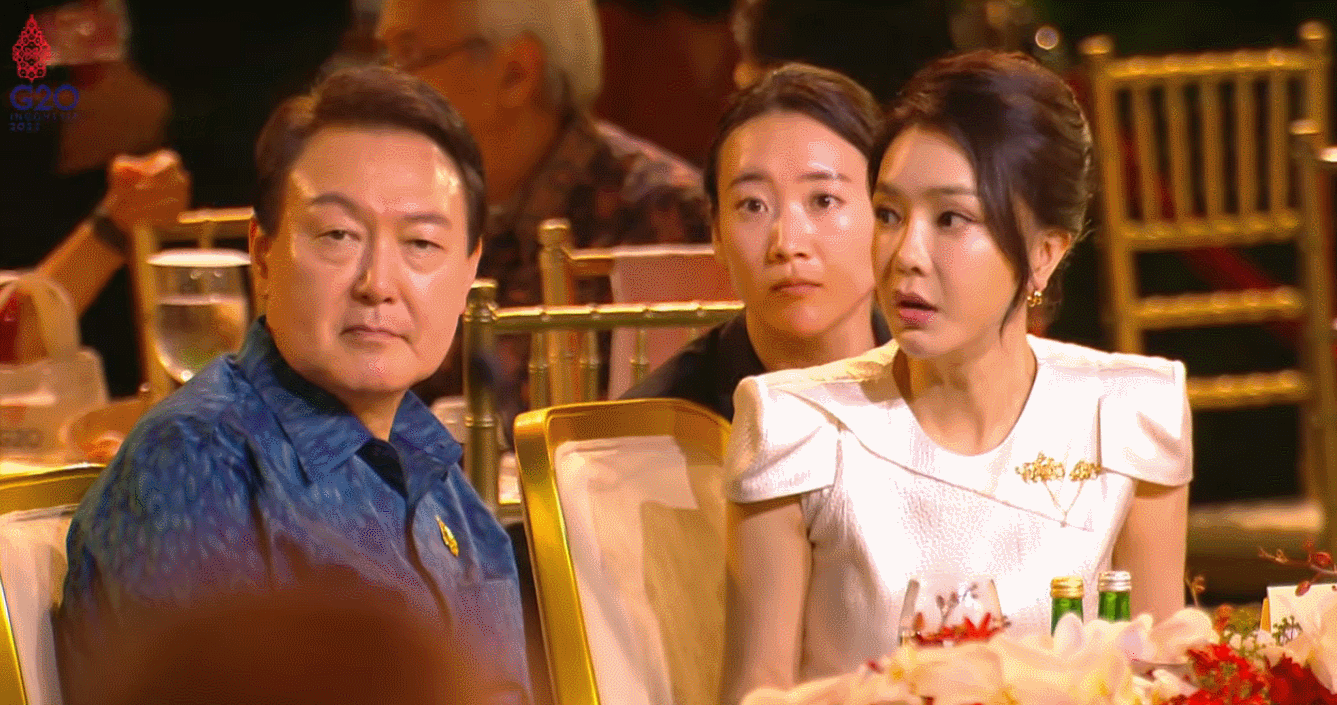 굥보고 가서 빨리 놀라고 하는 명신이 | 인스티즈