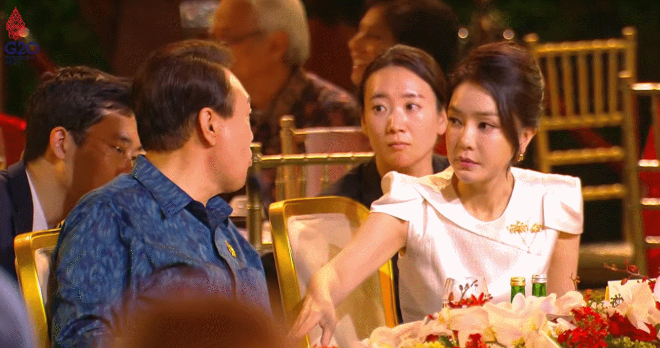 굥보고 가서 빨리 놀라고 하는 명신이 | 인스티즈