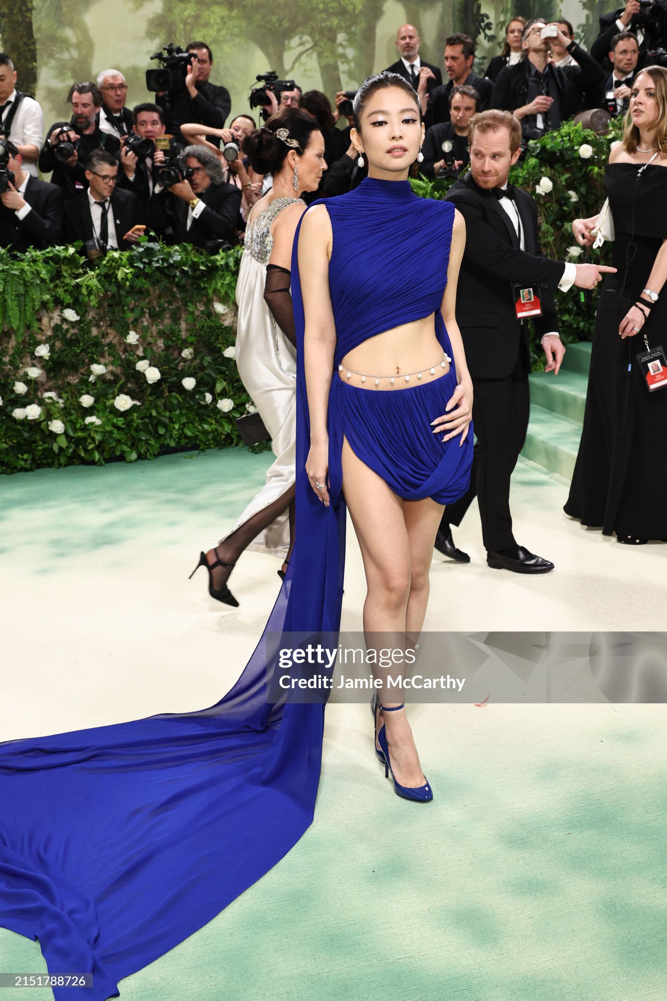 멧갈라에서 연신 제니 외치는 기자들 | 인스티즈