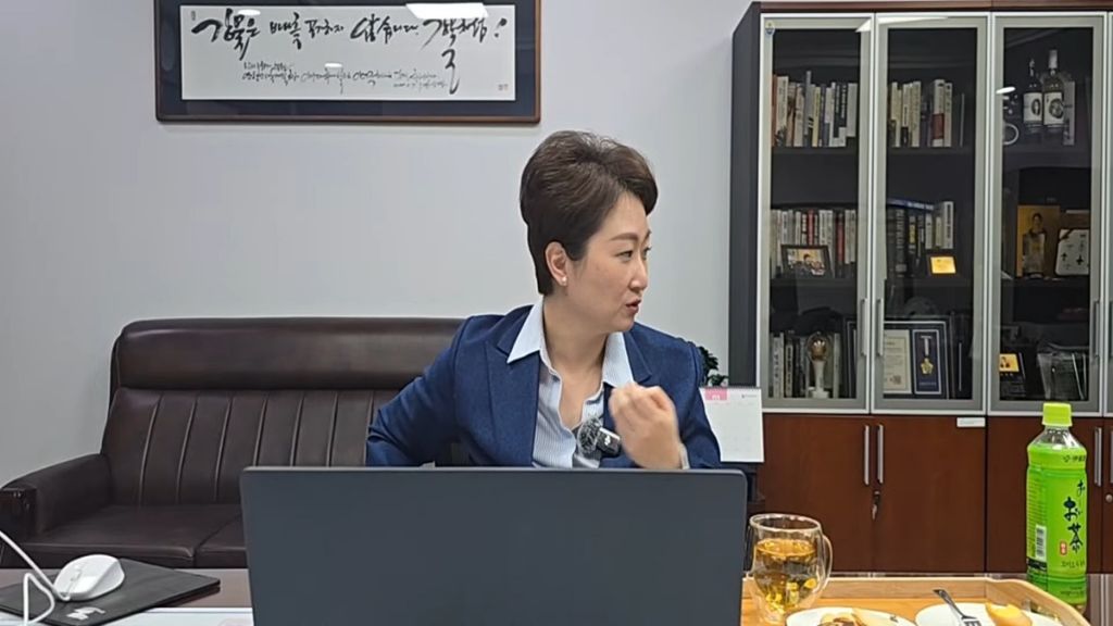 현재 디토깔로 라방 중인 이언주 의원 (a.k.a. 퀸) | 인스티즈