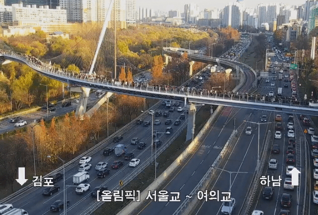 사람들 걸어서 국회가는 장면 보는데 왜이렇게 뭉클하지... | 인스티즈