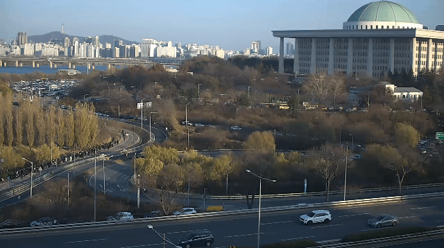 사람들 걸어서 국회가는 장면 보는데 왜이렇게 뭉클하지... | 인스티즈