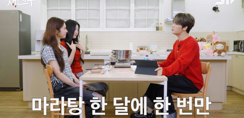 트리플에스랑 대화하다가 본의아니게 제작자 모습이 나온 김재중 | 인스티즈