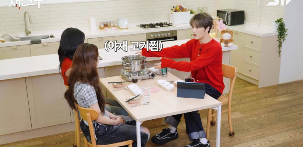 트리플에스랑 대화하다가 본의아니게 제작자 모습이 나온 김재중 | 인스티즈