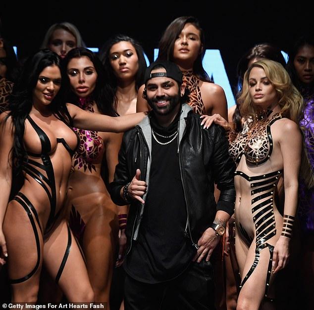 검정 테이프로 만든 섹시한 비키니 수영복 | 인스티즈