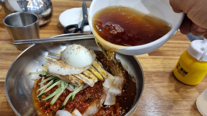 메밀고밀면 이미지
