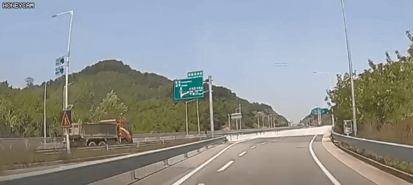 고속도로에 시선유도봉이 다 부러져 있는 이유 | 인스티즈