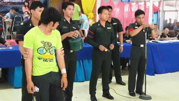 제비뽑기로 군대 가는 태국.gif | 인스티즈