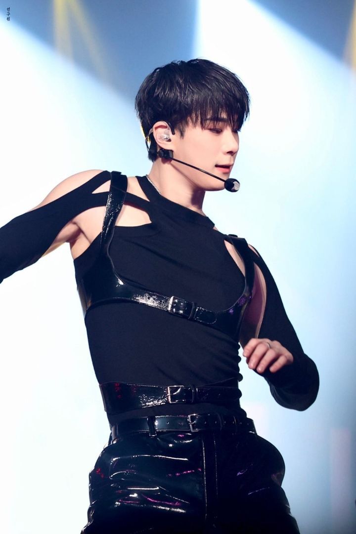 뭘 입은거냐는 소리 절로 나오게 만든 아스트로 문빈 유니콘 무대의상 | 인스티즈