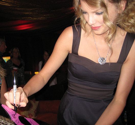 특이하게 펜을 손에 쥐는 테일러 스위프트.jpg | 인스티즈