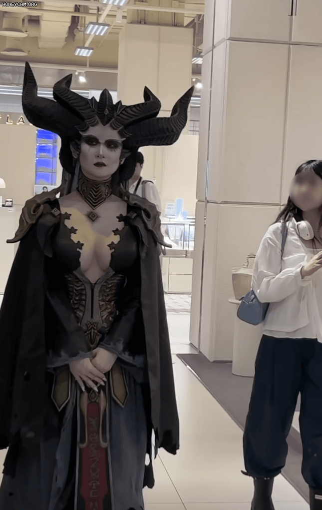 백화점에서 낯선사람을 보고 기겁하는 여성.gif | 인스티즈