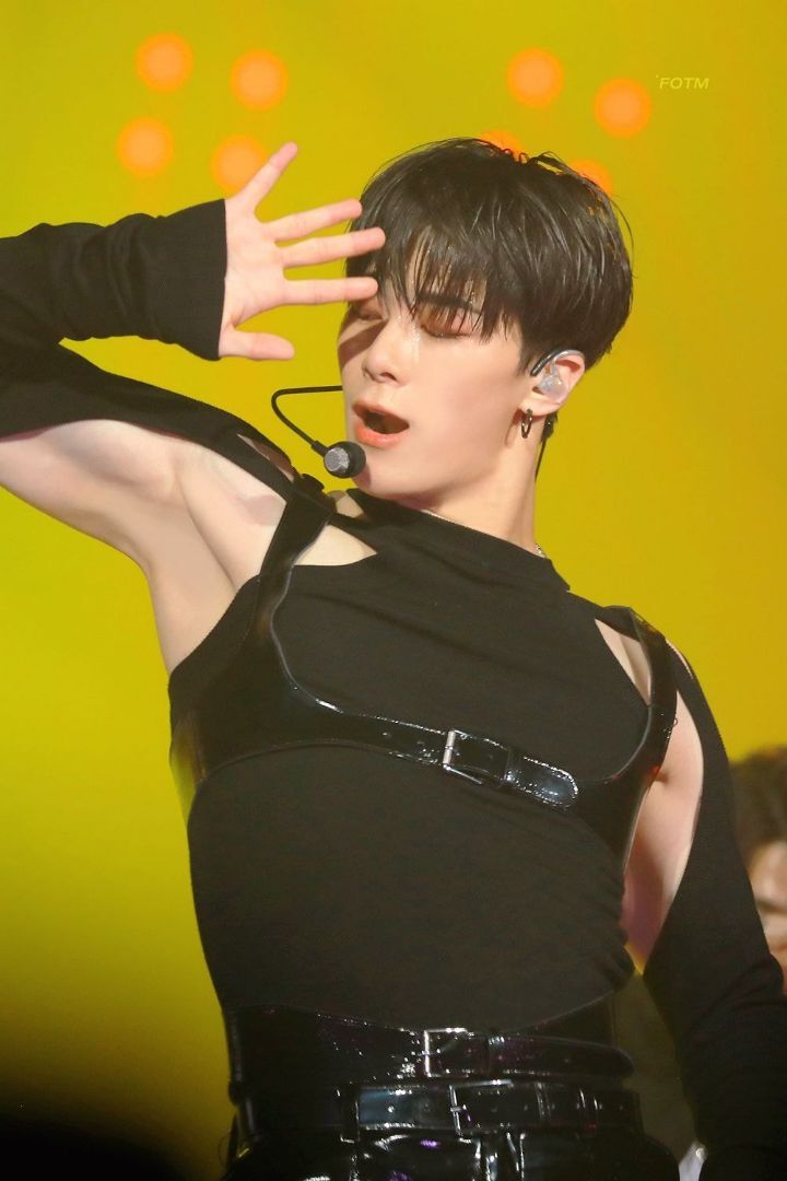 뭘 입은거냐는 소리 절로 나오게 만든 아스트로 문빈 유니콘 무대의상 | 인스티즈