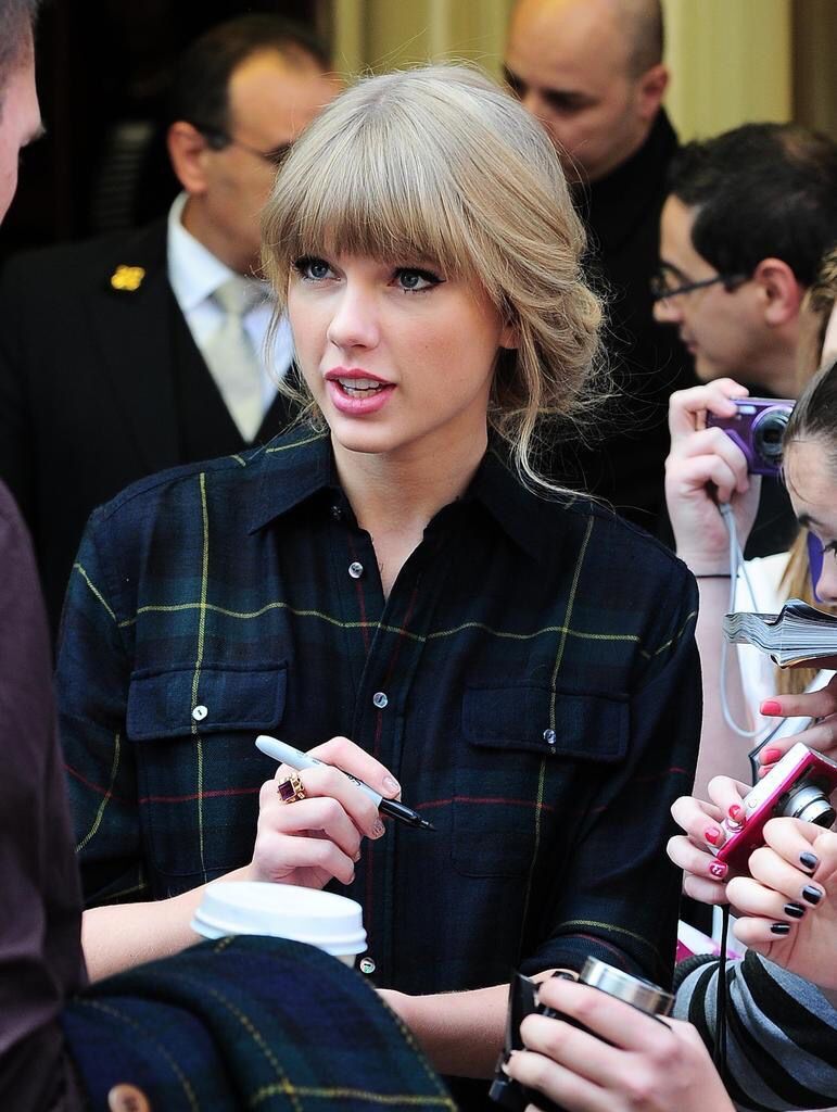 특이하게 펜을 손에 쥐는 테일러 스위프트.jpg | 인스티즈