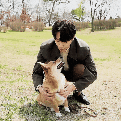 이도현 드라마 촬영장에서 반려견 가을이랑.gif | 인스티즈