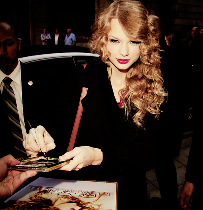 특이하게 펜을 손에 쥐는 테일러 스위프트.jpg | 인스티즈