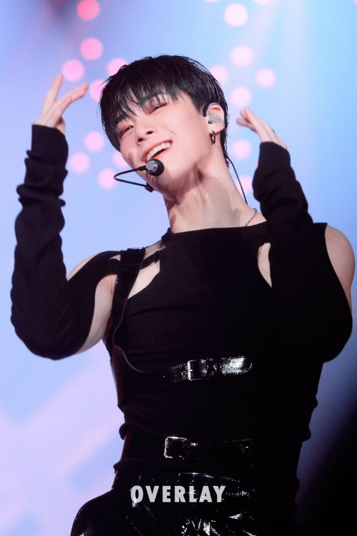 뭘 입은거냐는 소리 절로 나오게 만든 아스트로 문빈 유니콘 무대의상 | 인스티즈