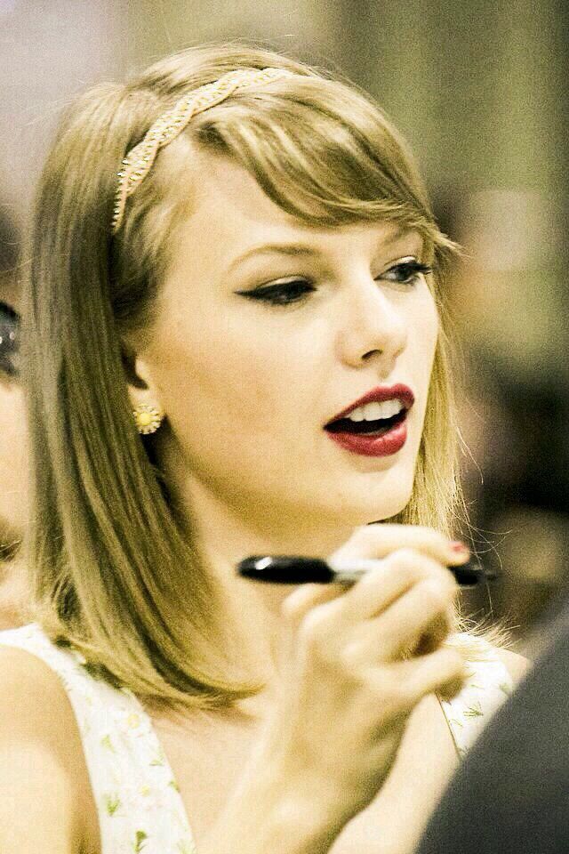 특이하게 펜을 손에 쥐는 테일러 스위프트.jpg | 인스티즈
