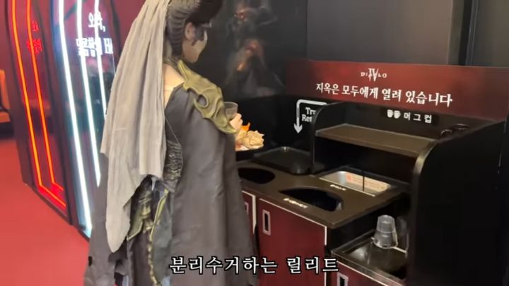 백화점에서 낯선사람을 보고 기겁하는 여성.gif | 인스티즈