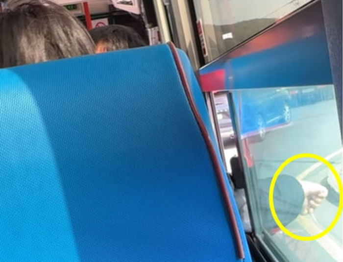 sns에서 논란 중인 제주 버스 중국인 탑승객 실내흡연.jpg | 인스티즈