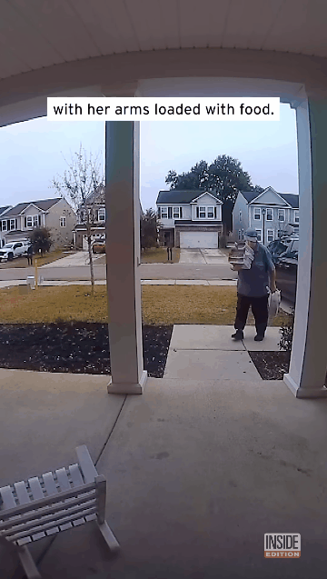 피자 배달하다가 넘어지는 할머니.gif | 인스티즈