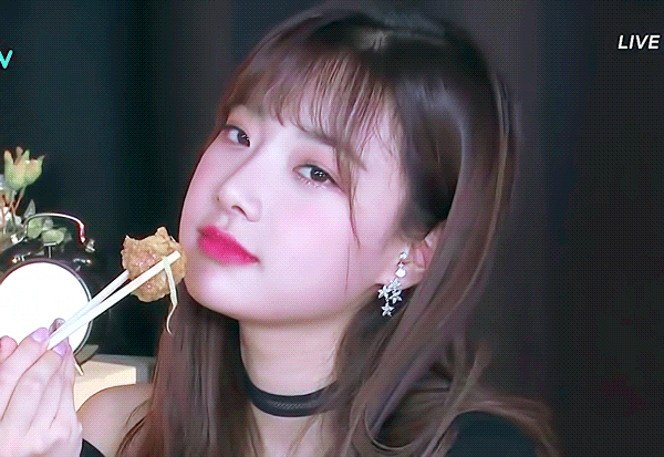 치킨먹는 현주.GIF | 인스티즈