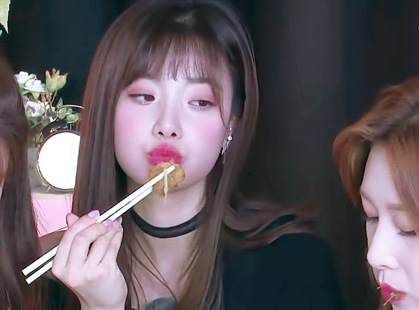 치킨먹는 현주.GIF | 인스티즈