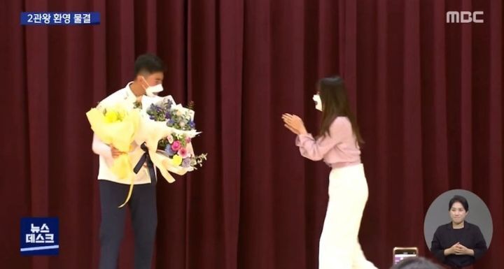 오늘자 뉴스데스크에 나온 학교에서 열린 김제덕 환영식 ㅋㅋㅋㅋ.JPGIF | 인스티즈