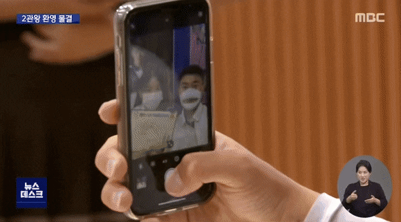 오늘자 뉴스데스크에 나온 학교에서 열린 김제덕 환영식 ㅋㅋㅋㅋ.JPGIF | 인스티즈