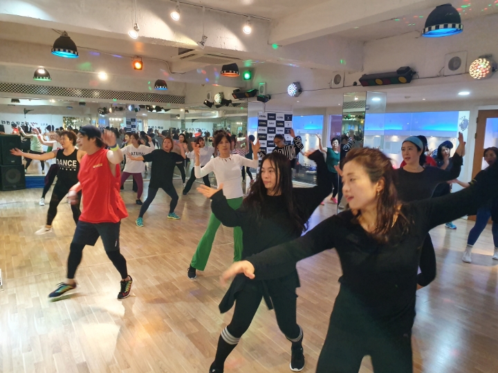 [서면줌바댄스]최덕신댄스 부산줌바댄스 부산댄스학원 서면댄스학원 오전9시반 줌바댄스 부분 수업영상!~^^ - ◆~ZUMBA 수업동영상... 