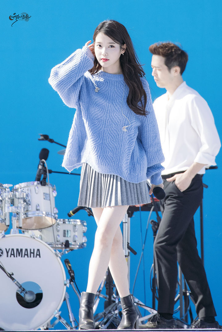 레전드였던 하늘색니트 아이유.jpg | 인스티즈