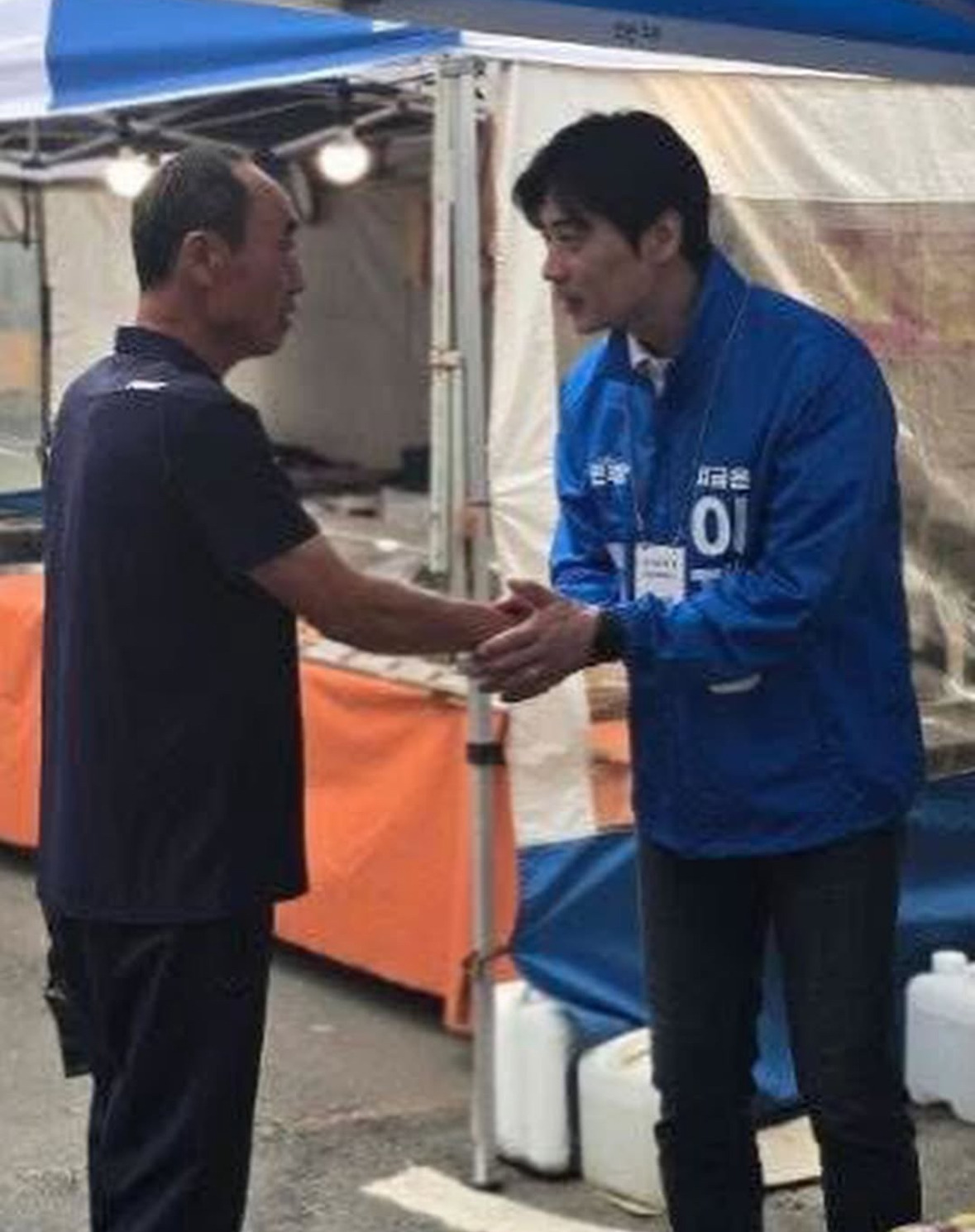 고개 숙이고 낮추며 유세하는 한준호 의원 | 인스티즈