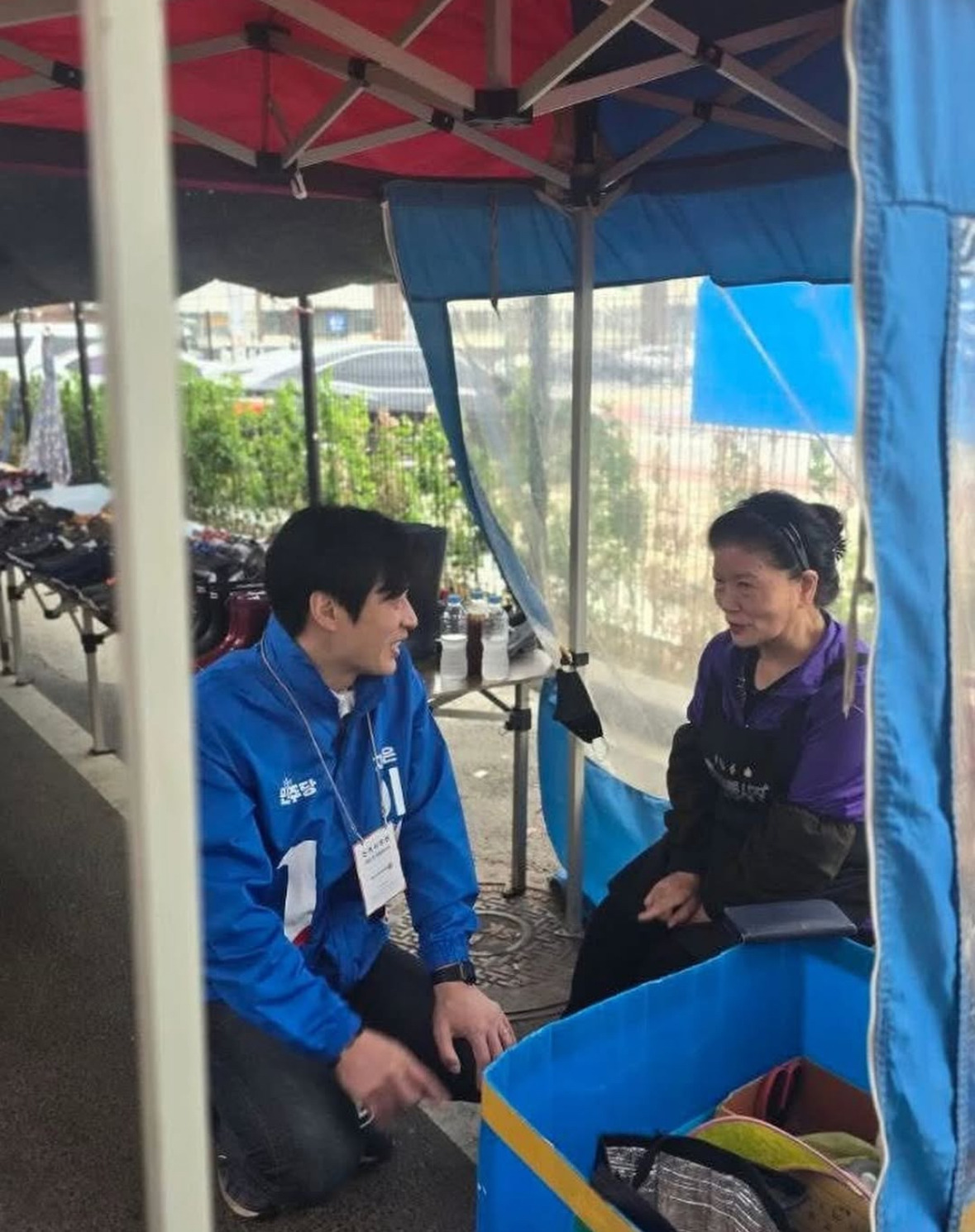 고개 숙이고 낮추며 유세하는 한준호 의원 | 인스티즈