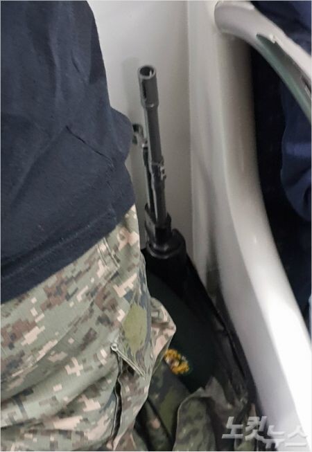 "지하철에 총든 군인이 탔어요!!" | 인스티즈